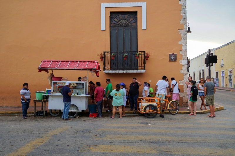 Straatkraam in Valladolid Drukte bij een straatkraam in Valladolid, met mensen die wachten op een snelle snack.