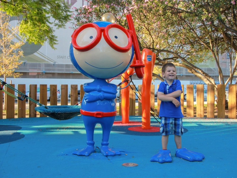 Vasco mascotte bij Oceanário de Lisboa met kinderen