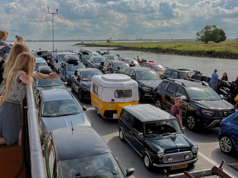 Veerboot Elbe met caravan