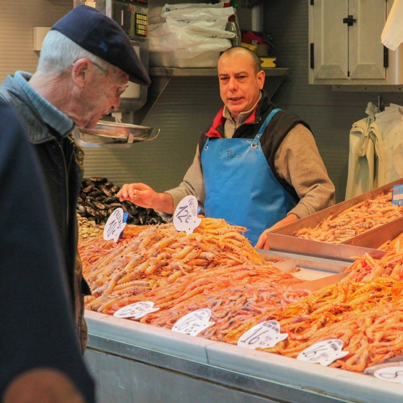 Visafdeling Mercado Atarazanas in Málaga Visafdeling op Mercado Atarazanas in Málaga met verse garnalen