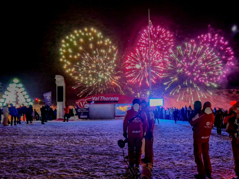 Vuurwerk boven het dorp, mensen die kijken