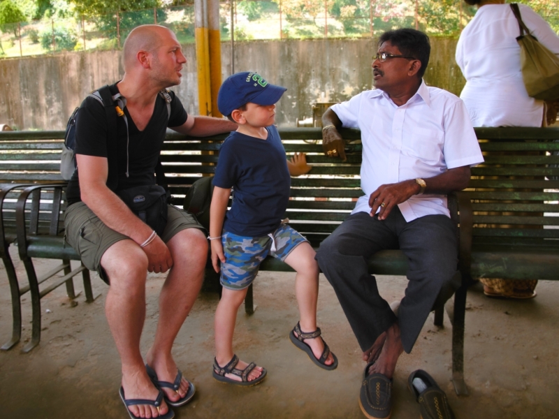 Wachten op de trein in Sri Lanka