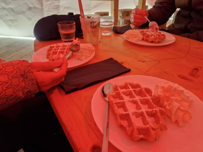 Wafels eten in iglo Wafels eten in iglo
