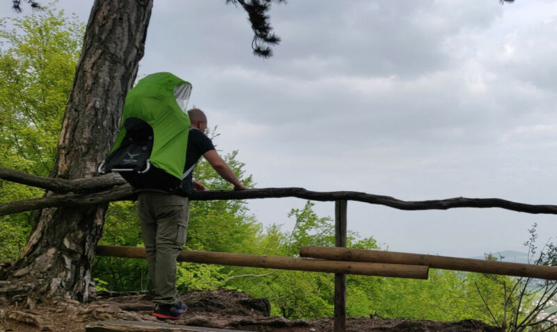 Uitzichtpunt op het Vulkanpfad met zicht op vulkanische heuvels in de Eifel