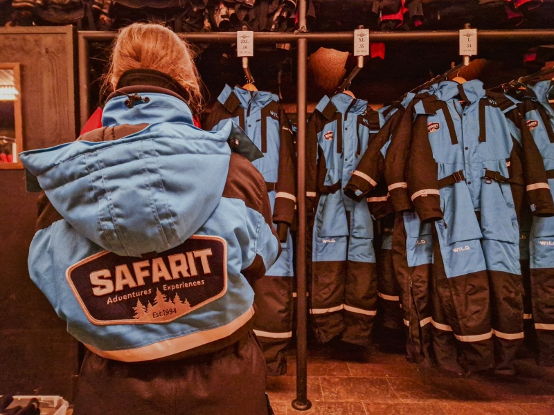 We kiezen een extra warme overall bij Tahko Safarit vóór we gaan sneeuwscooter rijden in Tahko, Finland