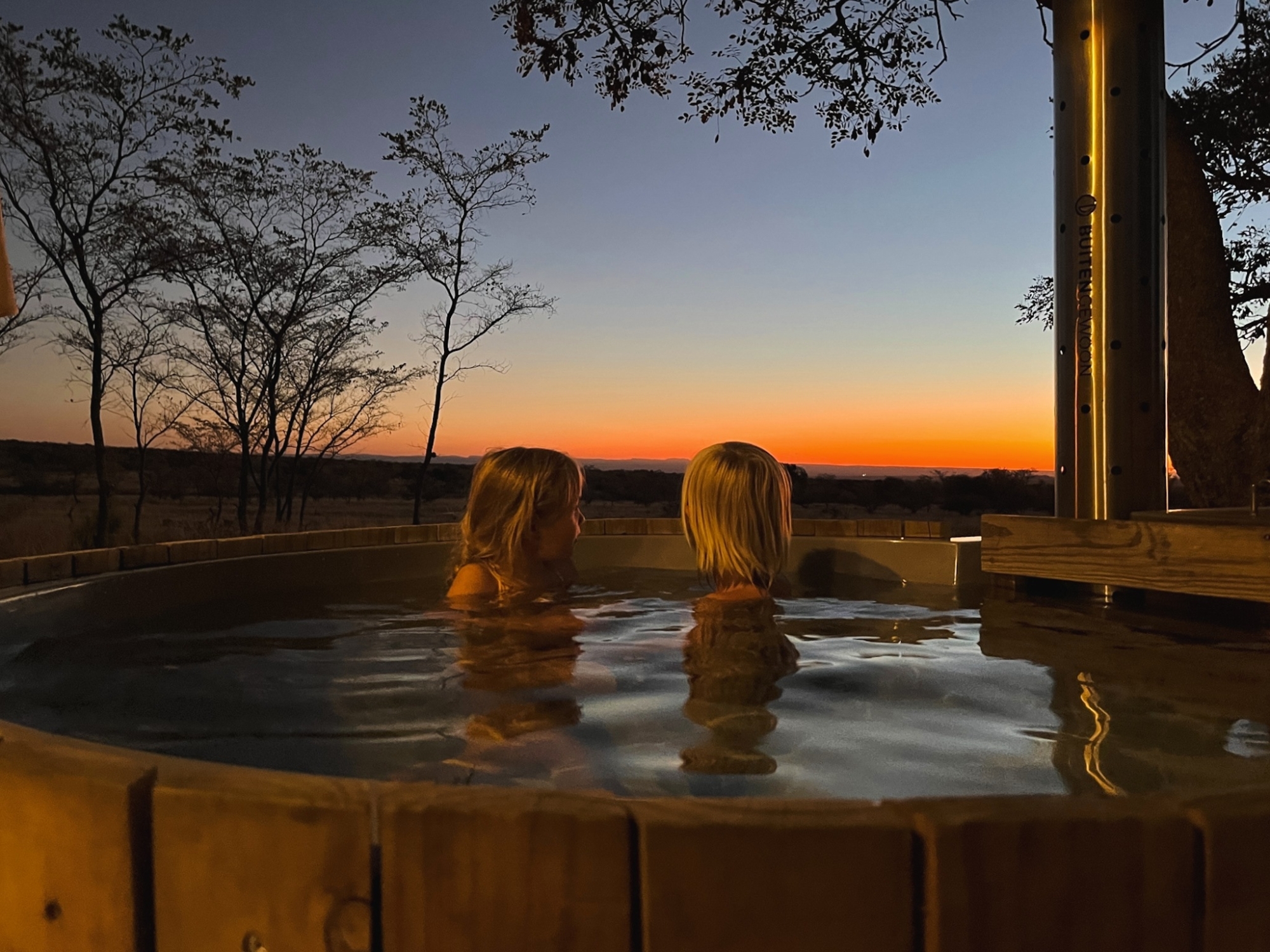 Waterberg Cottages Zuid-Afrika hottub in de avond