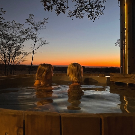 Waterberg Cottages Zuid-Afrika hottub in de avond
