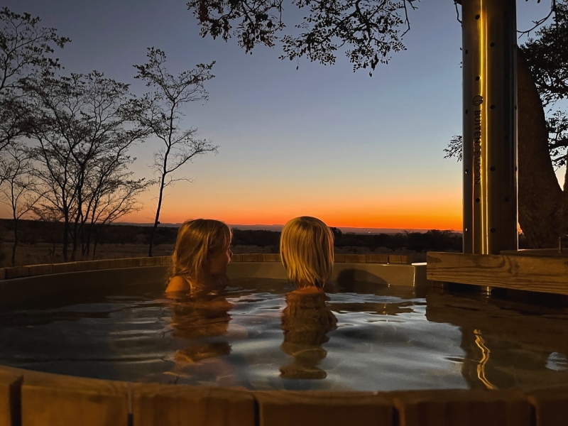 Waterberg Cottages Zuid-Afrika hottub in de avond