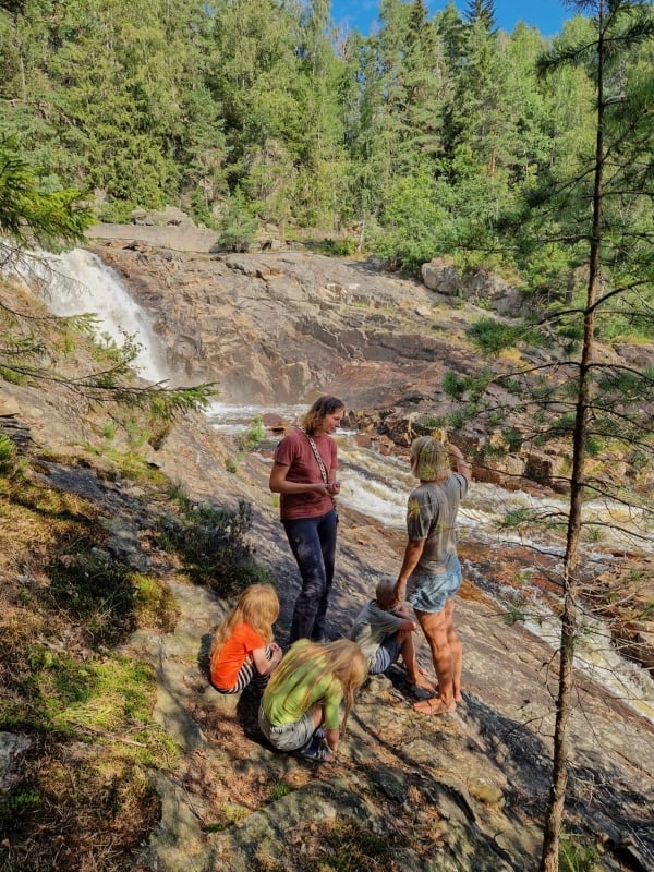 Waterval Flakkefossen Lillesand met gezin