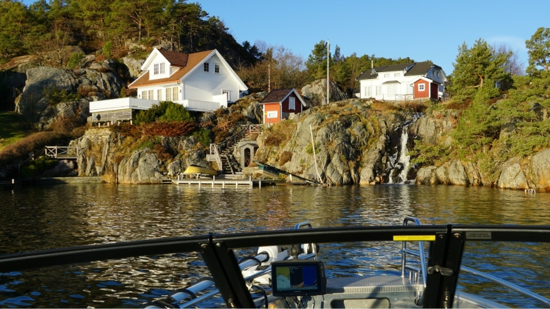 Waterval Noorwegen die naar zee stroomt