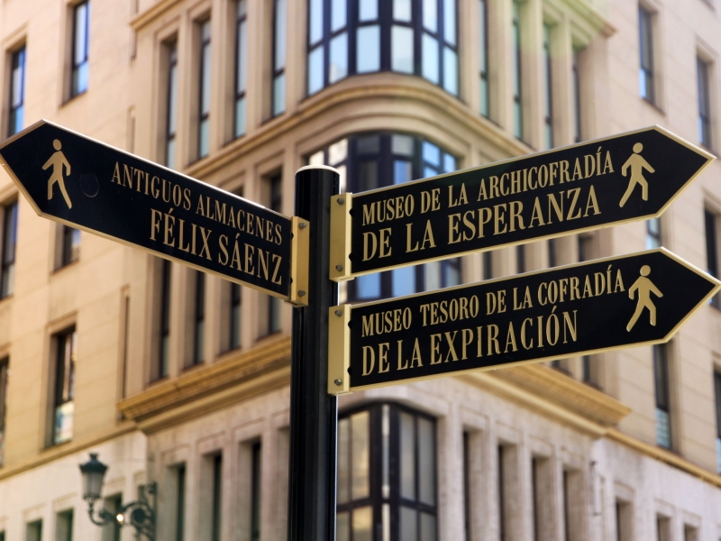 Wegwijzers naar musea in het centrum van Málaga Wegwijzers naar musea in het centrum van Málaga