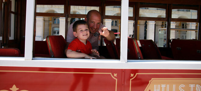 Ritje in de tram in Lissabon met kinderen
