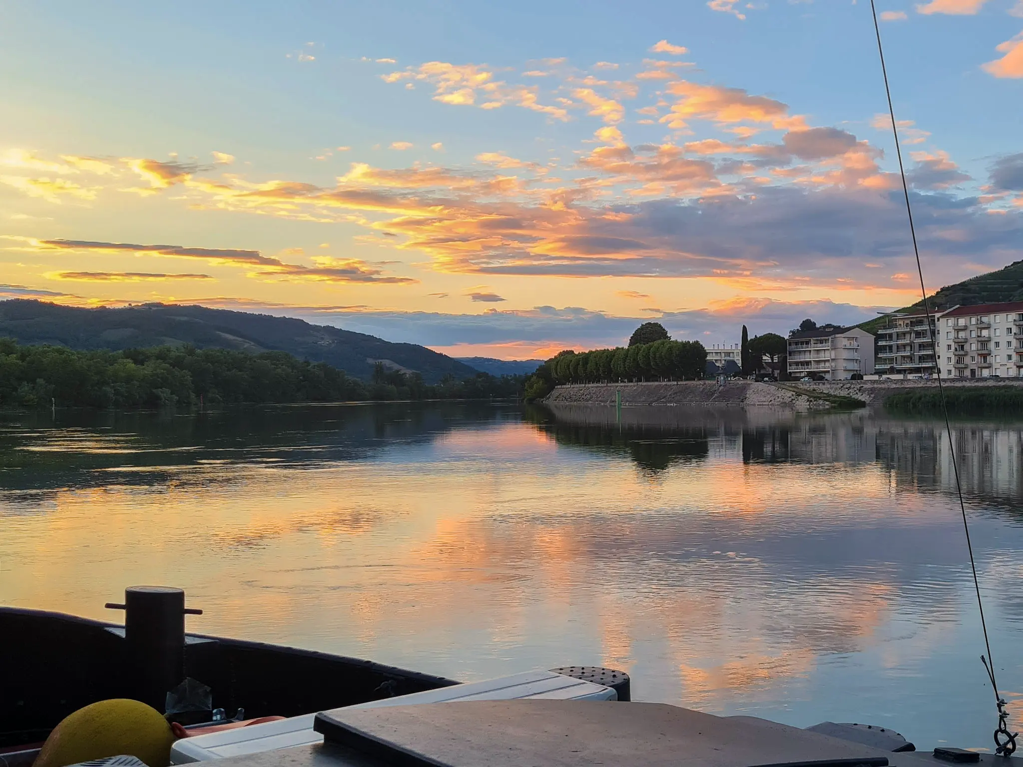 Zonsondergang over de Rhône in Tournon-sur-Rhône