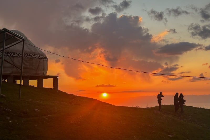 Zonsondergang Kirgizië met gezin