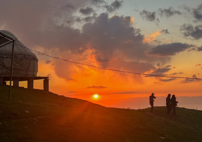 Zonsondergang Kirgizië met gezin