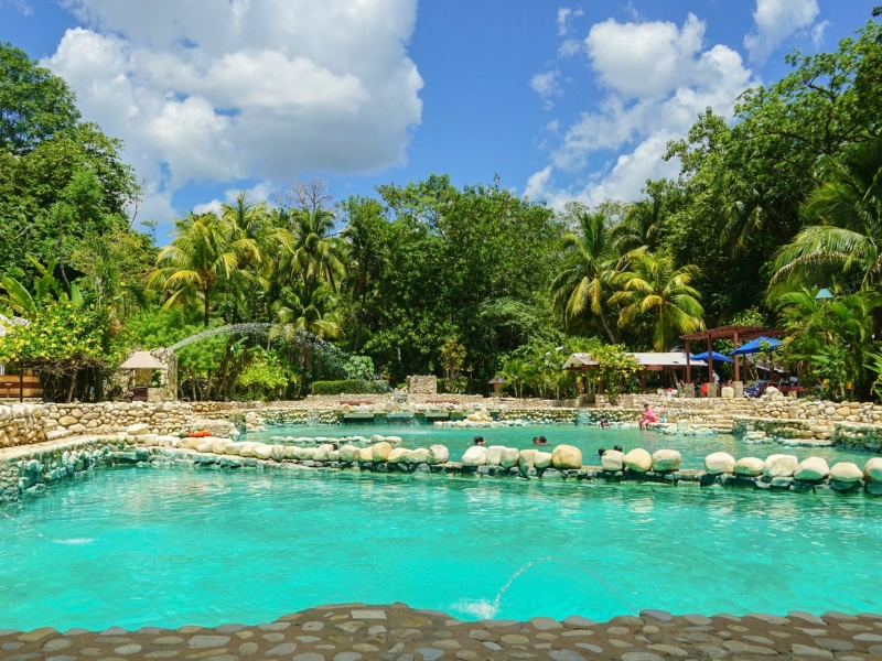 Zwembad bij Chan Kah Palenque tussen het groen Zwembad bij Chan Kah Palenque tussen het groen