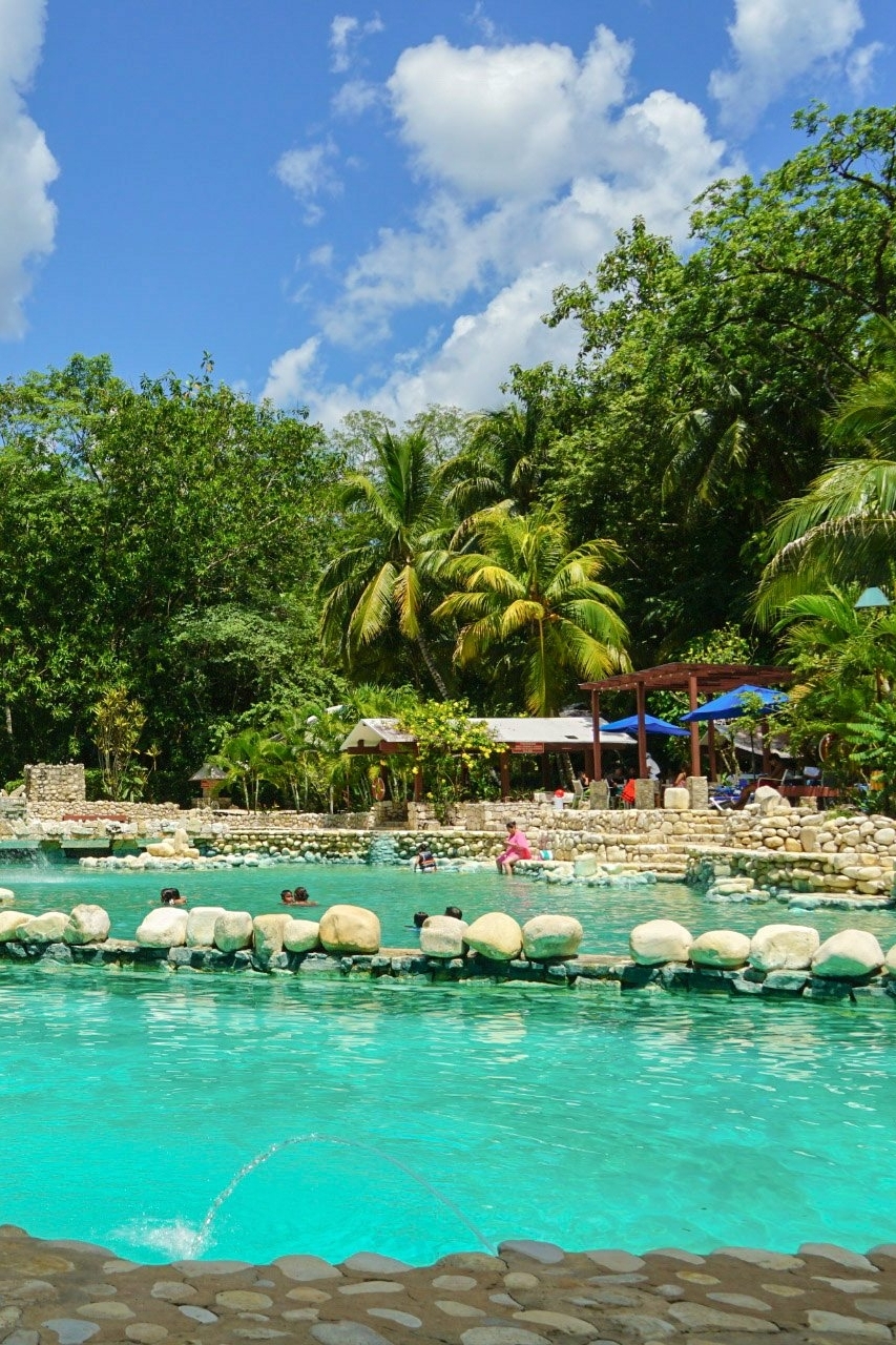 Zwembad bij Chan Kah Palenque tussen het groen Zwembad bij Chan Kah Palenque tussen het groen