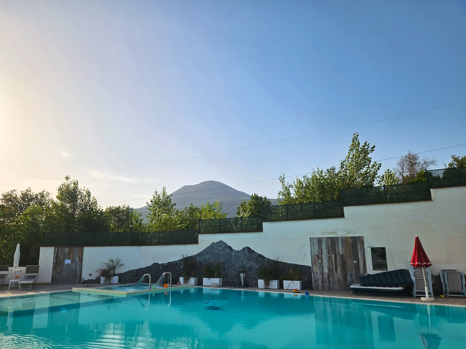 Zwembad van Vesuvio Inn in Boscotrecase met uitzicht op de Vesuvius
