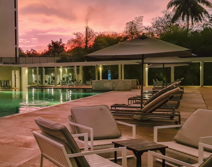 Zwembad van Jetwing Lake bij zonsondergang