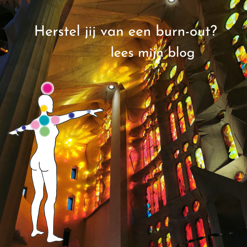 afbeelding van de avondzon in de Sagrada Familia met doorbij een illustratie van een persoon met kleuren op elke armchakra