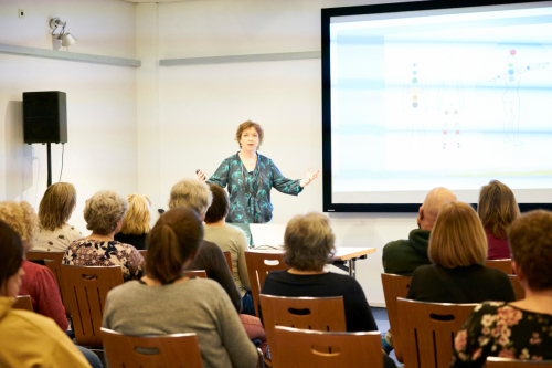 Margo geeft een lezing de beenchakra's belicht