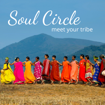 Deze menselijke ketting van kleurrijk geklede vrouwen staat symbool voor de Soul Circles van Kleurgevoel