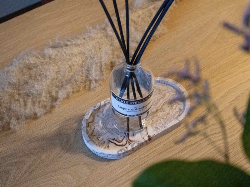 jesmonite-tray-met-geurstokjes jesmonite-tray-met-geurstokjes