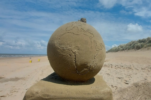 Zandsculpturen thema lol op de wereldbol