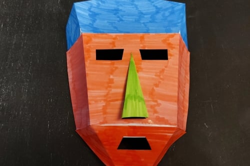 Een zelfgemaakt masker met verschillende kleuren ingekleurd door De Knutselmeester