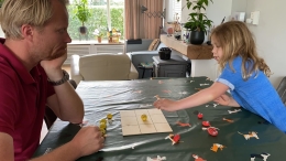 Vader en dochter spelen samen zelfgemaakt spel