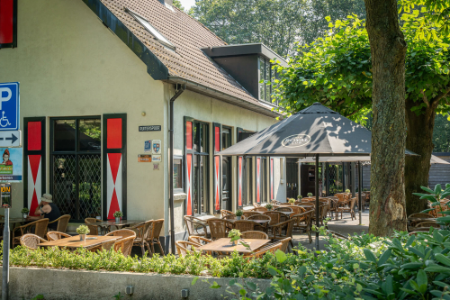 Het mooiste en grote terras bij Pannenkoekenhuis Koeckers Den Hout