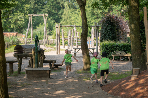 Lekker spelen in de grote speeltuin van Pannenkoekenhuis Koeckers