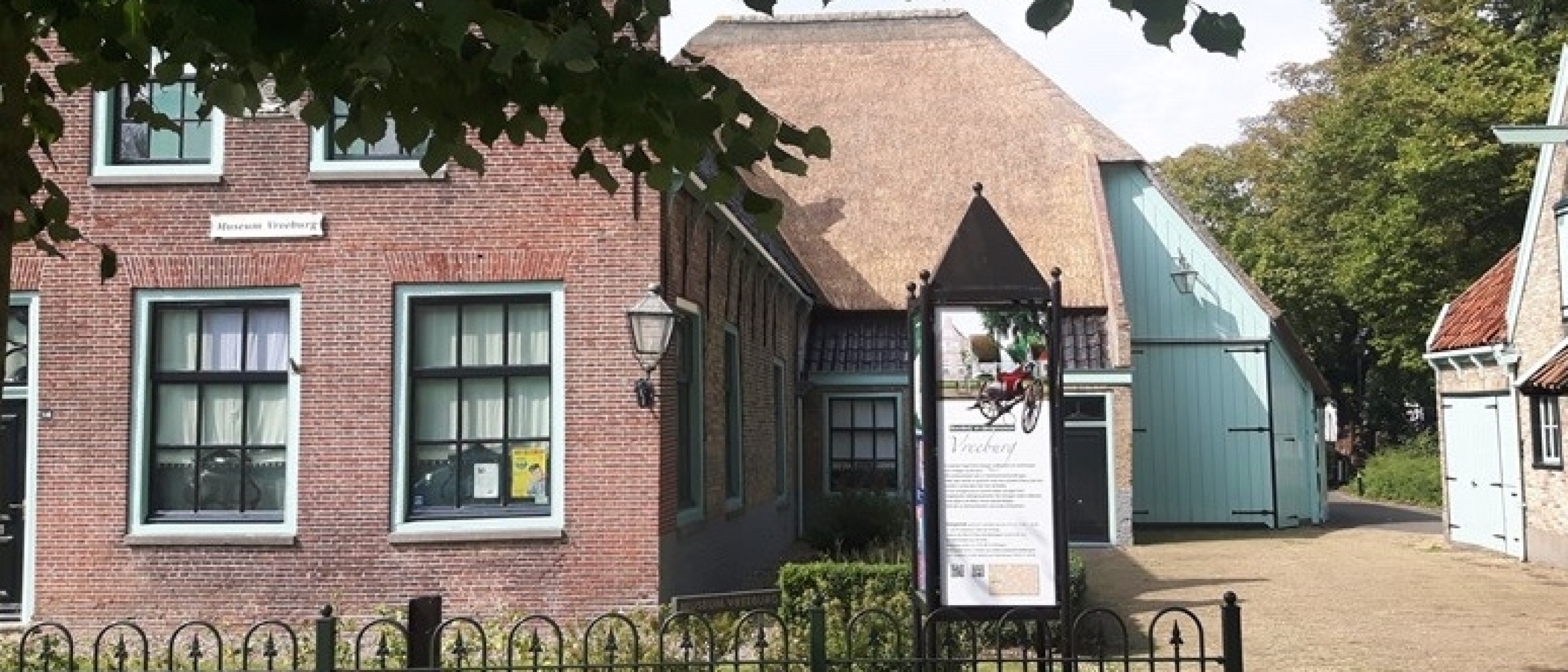 Onderhoud rieten dak Museumboerderij Vreeburg in Schagen.