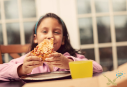 Kookcollege kinderfeestje kind geniet van zelf gebakken pizza