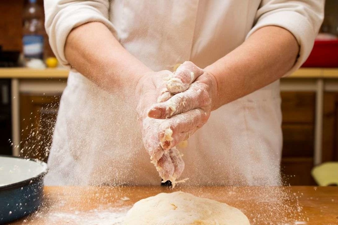 Bakker aan het werk met deeg met bakkerszout