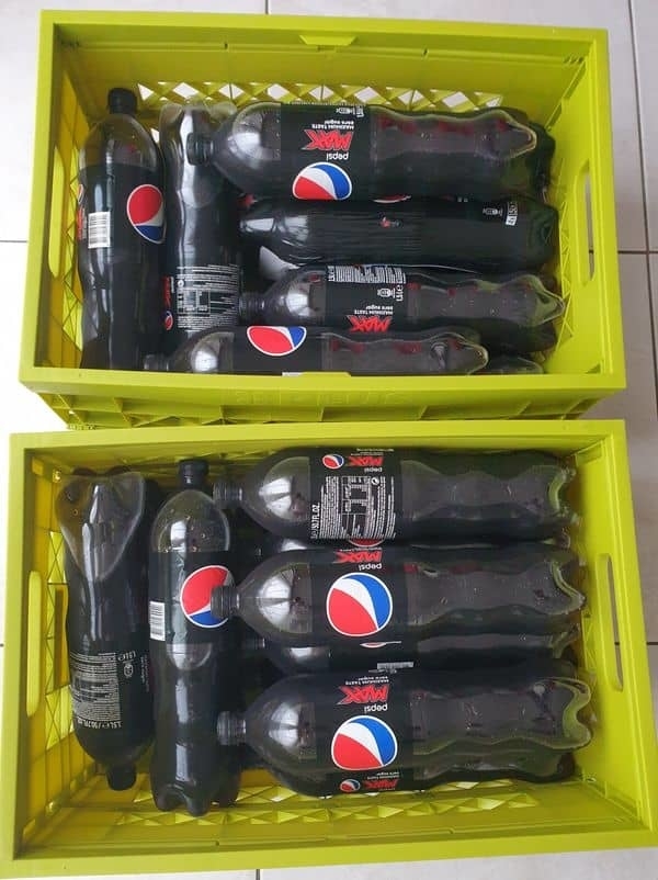 2 kratten met flessen cola-max-pepsi