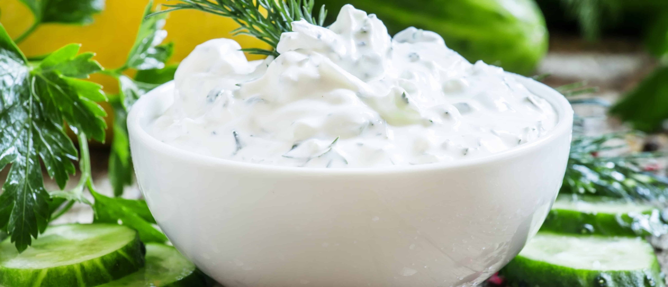 Griekse yoghurt met komkommer en knoflook