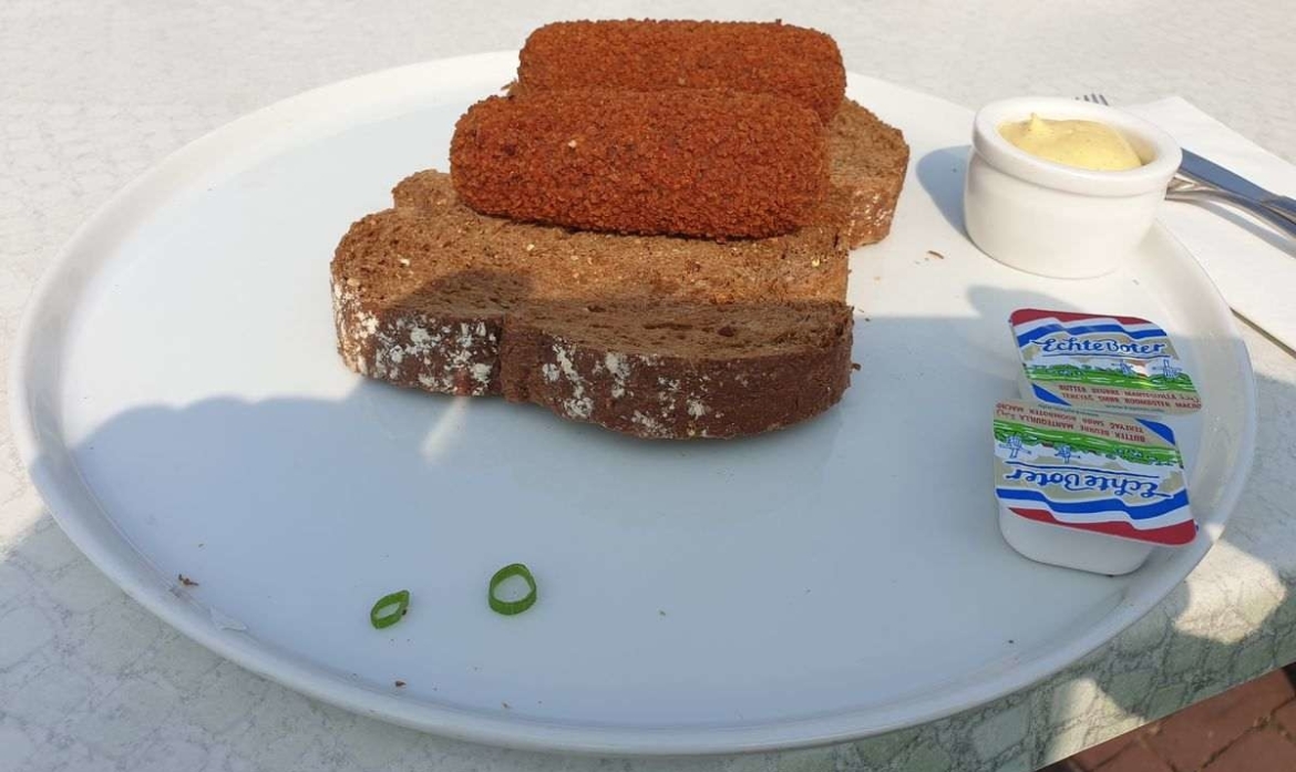 Kroketten met dik bruin brood als lunch