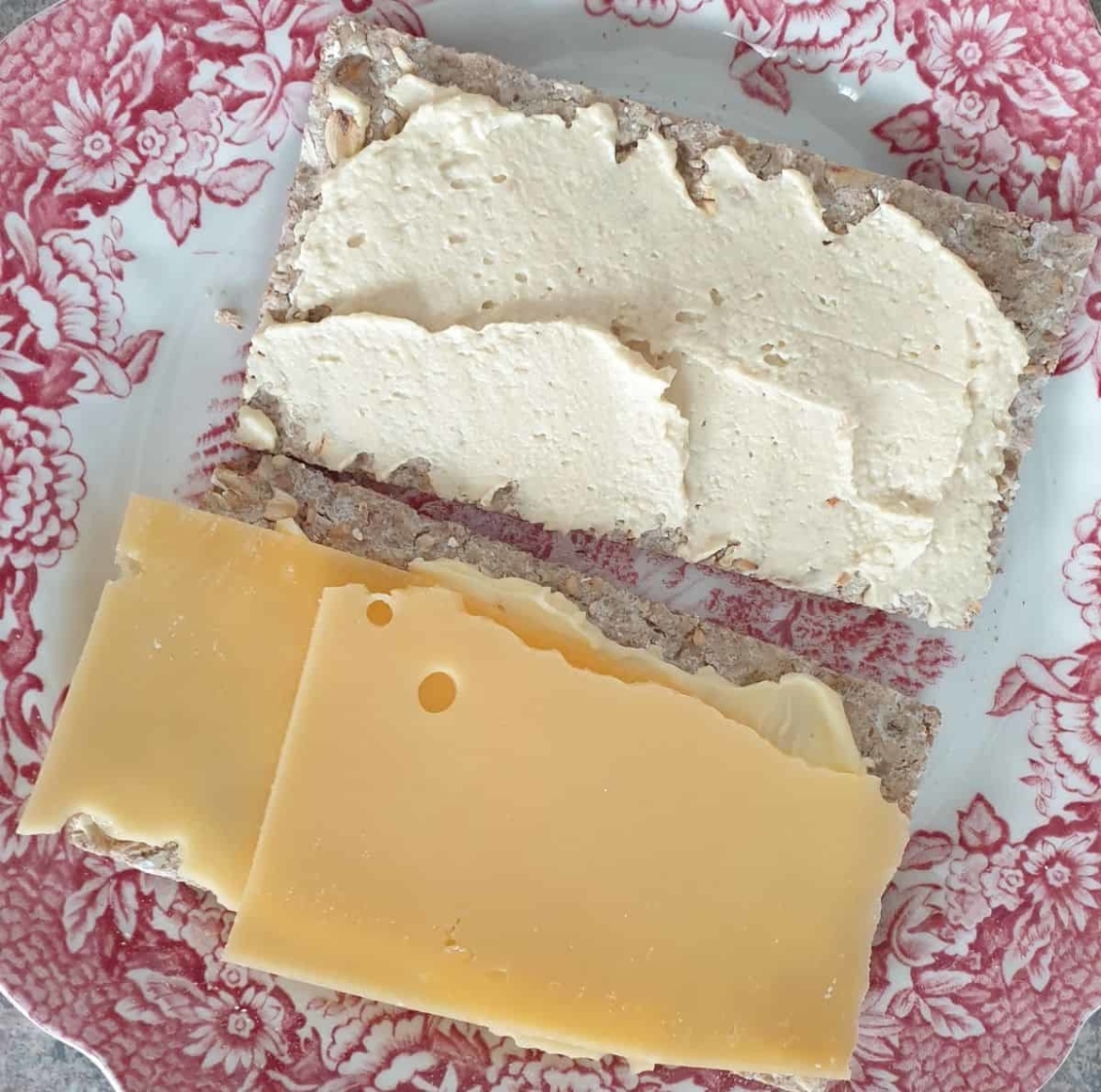 Vezelrijke crackers met humus en oude kaas