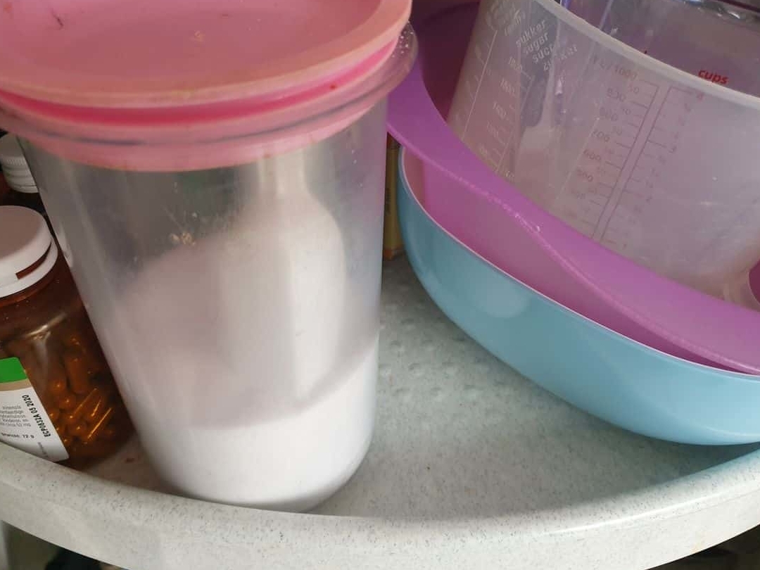 Grote zout voorraad pot in keukenkast