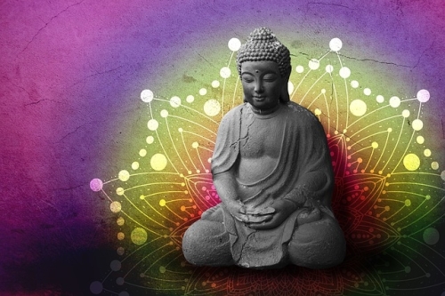 Buddha op chakra achtergrond met kleur