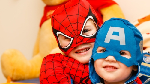 2 jongens verkleed als spiderman en captain america
