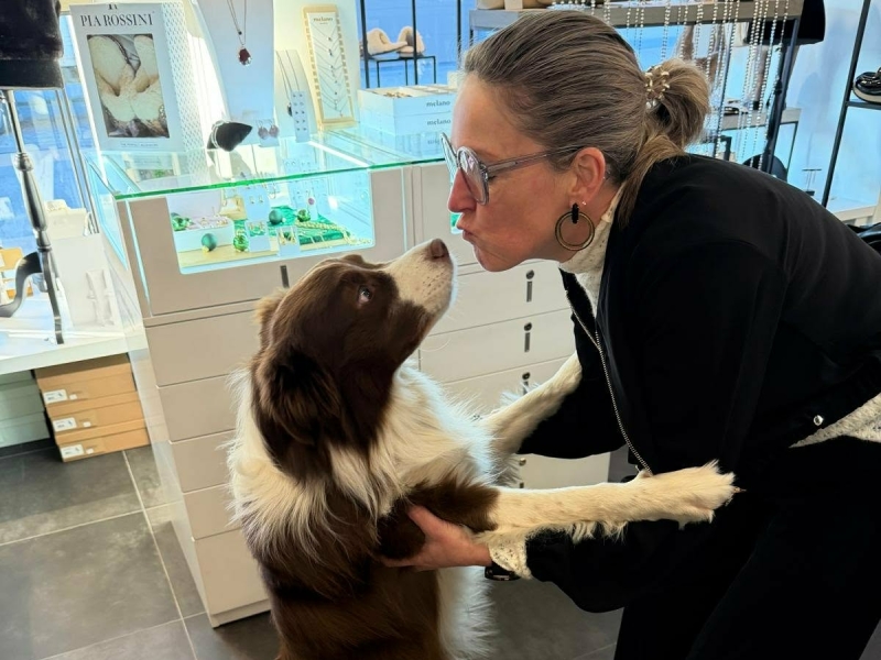 Kwispelcoach Omer zoentje in winkel