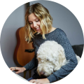 13-tips-voor-hondenspelletjes-en-je-hond-binnen-bezighouden-labradoodle-achter-piano-min