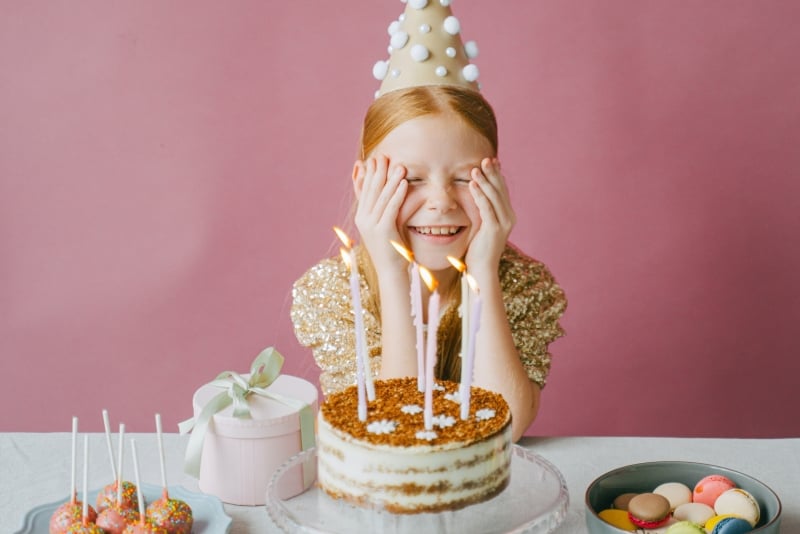 meisje taart verjaardag