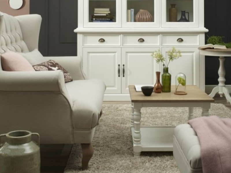 Landelijk interieur met fauteuil