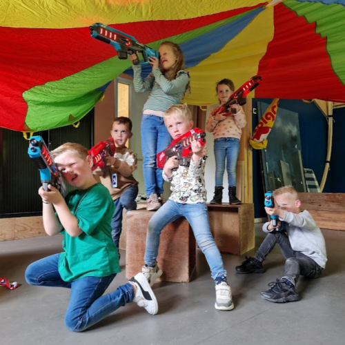 Lasergamen binnenn in een tent