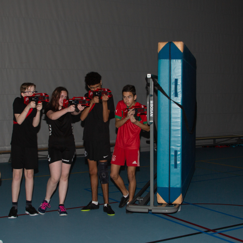 Indoor lasergamen in de gymzaal