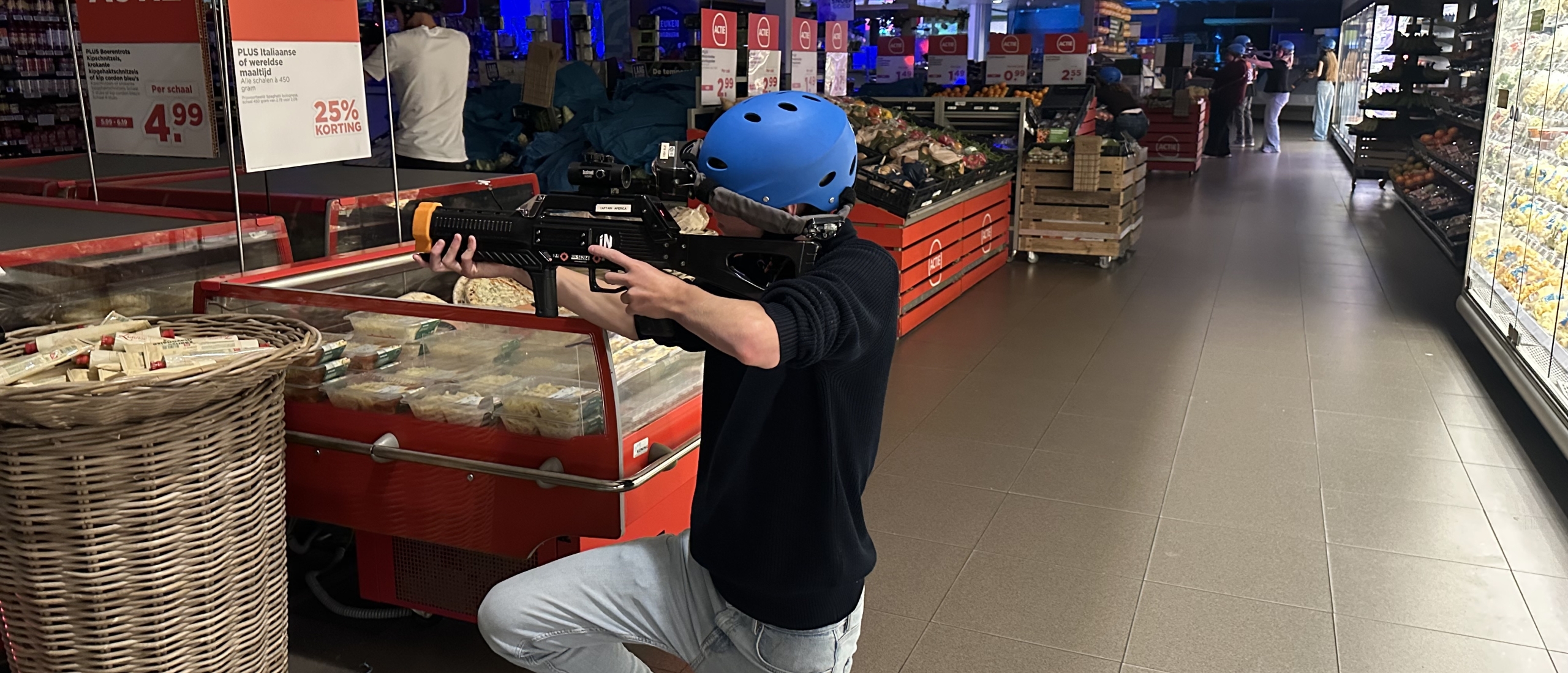 Samenwerking tussen de schappen: lasergamen in de supermarkt voor teambuilding