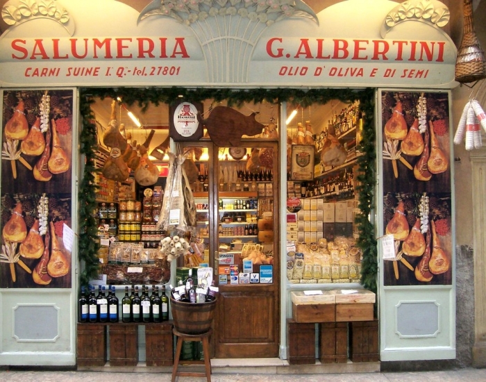 salami, pasta, wijn en ham in bologna en modena